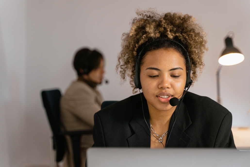 Jeune femme au téléphone