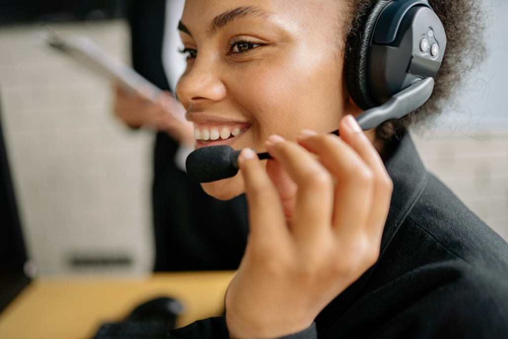 Une jeune femme au téléphone, souriante.