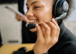 Une jeune femme au téléphone, souriante.