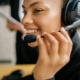 Une jeune femme au téléphone, souriante.
